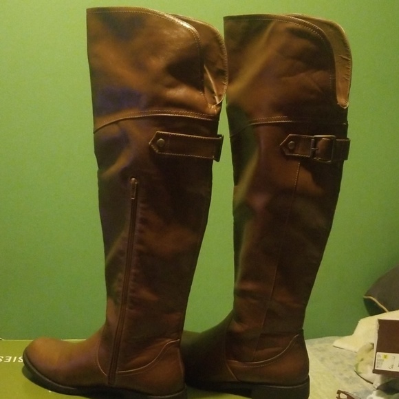 Boots - Picture 3 of 4